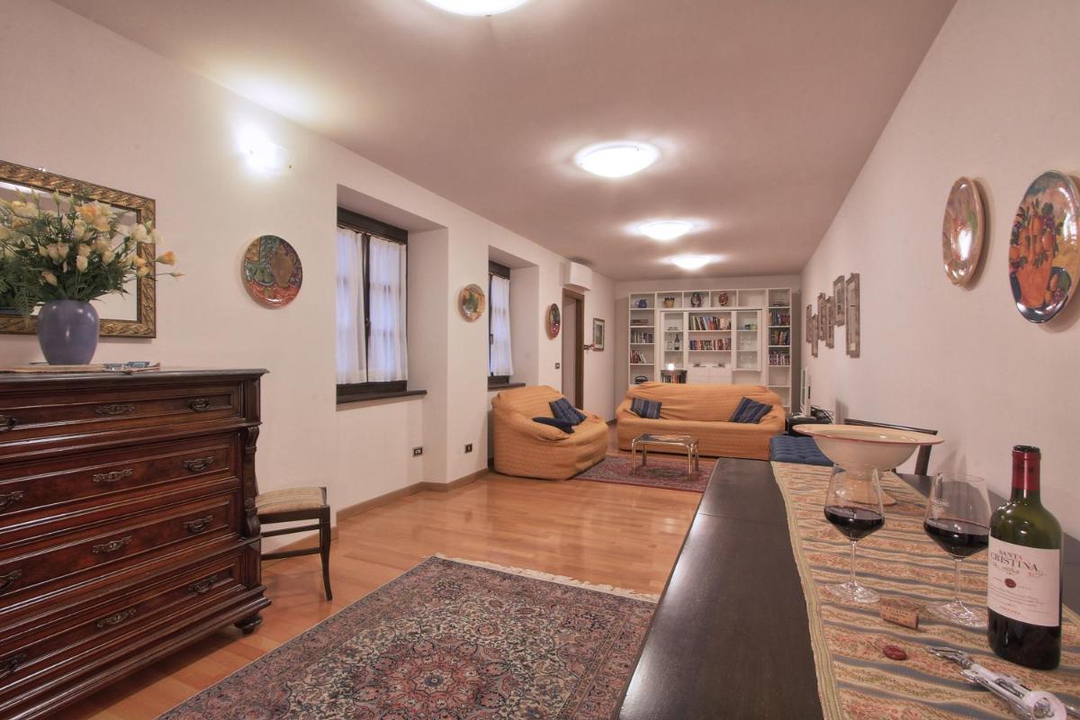 Florence old town apartment - main image