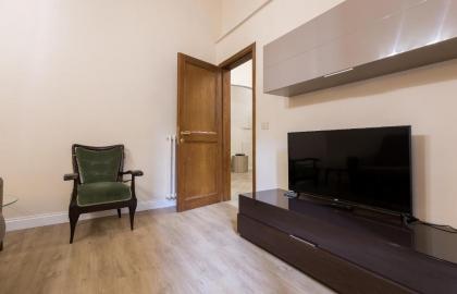 Duomo 2 Bedroom Apartment - image 16