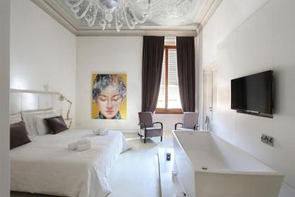 LUXURY suite with amazing Terrace in Florence-hosted by Sweetstay - image 10