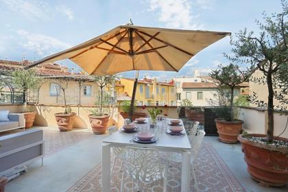 LUXURY suite with amazing Terrace in Florence-hosted by Sweetstay - image 12