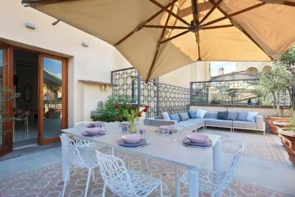 LUXURY suite with amazing Terrace in Florence-hosted by Sweetstay - image 13