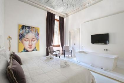 LUXURY suite with amazing Terrace in Florence-hosted by Sweetstay - image 15