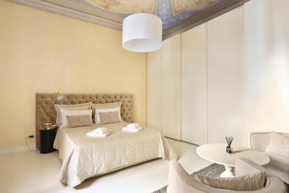 LUXURY suite with amazing Terrace in Florence-hosted by Sweetstay - image 16