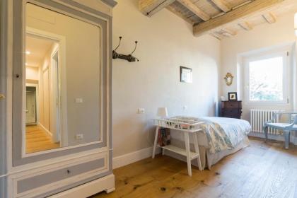 Oltrarno Real Mood Florentine Apartment - image 13