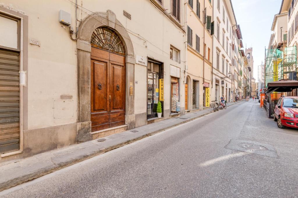 Piazza Santa Croce Design Apartment with Balcony - image 2