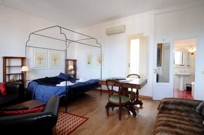 charming Studio apartment in front of the Arno river - image 1