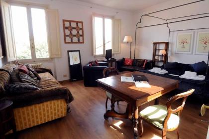 charming Studio apartment in front of the Arno river - image 11