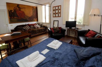 charming Studio apartment in front of the Arno river - image 14