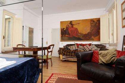 charming Studio apartment in front of the Arno river - image 16