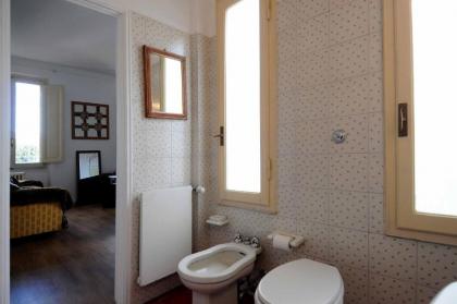 charming Studio apartment in front of the Arno river - image 19