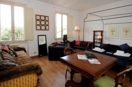 charming Studio apartment in front of the Arno river - image 3