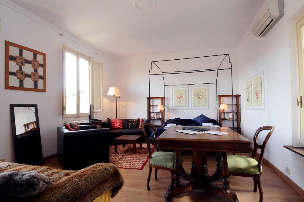 charming Studio apartment in front of the Arno river - image 4