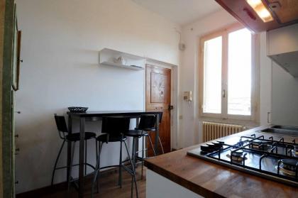 charming Studio apartment in front of the Arno river - image 8