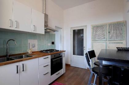 charming Studio apartment in front of the Arno river - image 5