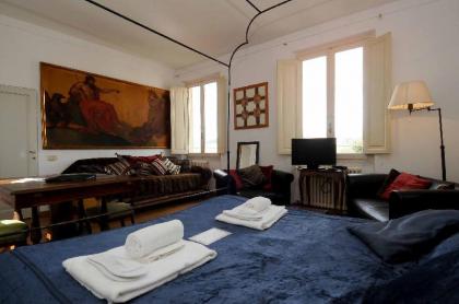 charming Studio apartment in front of the Arno river - image 7