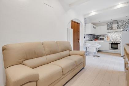 Coverciano Modern Apartment with Patio! - image 8