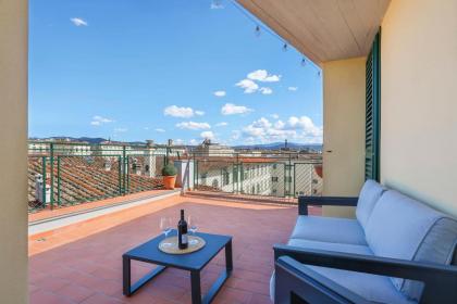 Penthouse with big terrace in Oltrarno - hosted by Sweetstay