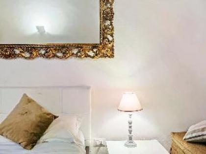 Stunning Apartment in the Heart of Florence - image 17