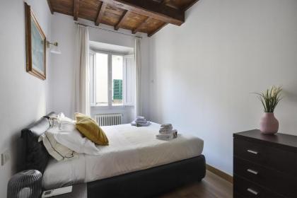 OLTRARNO Modern Apartment in Florence - hosted by Sweetstay - image 12