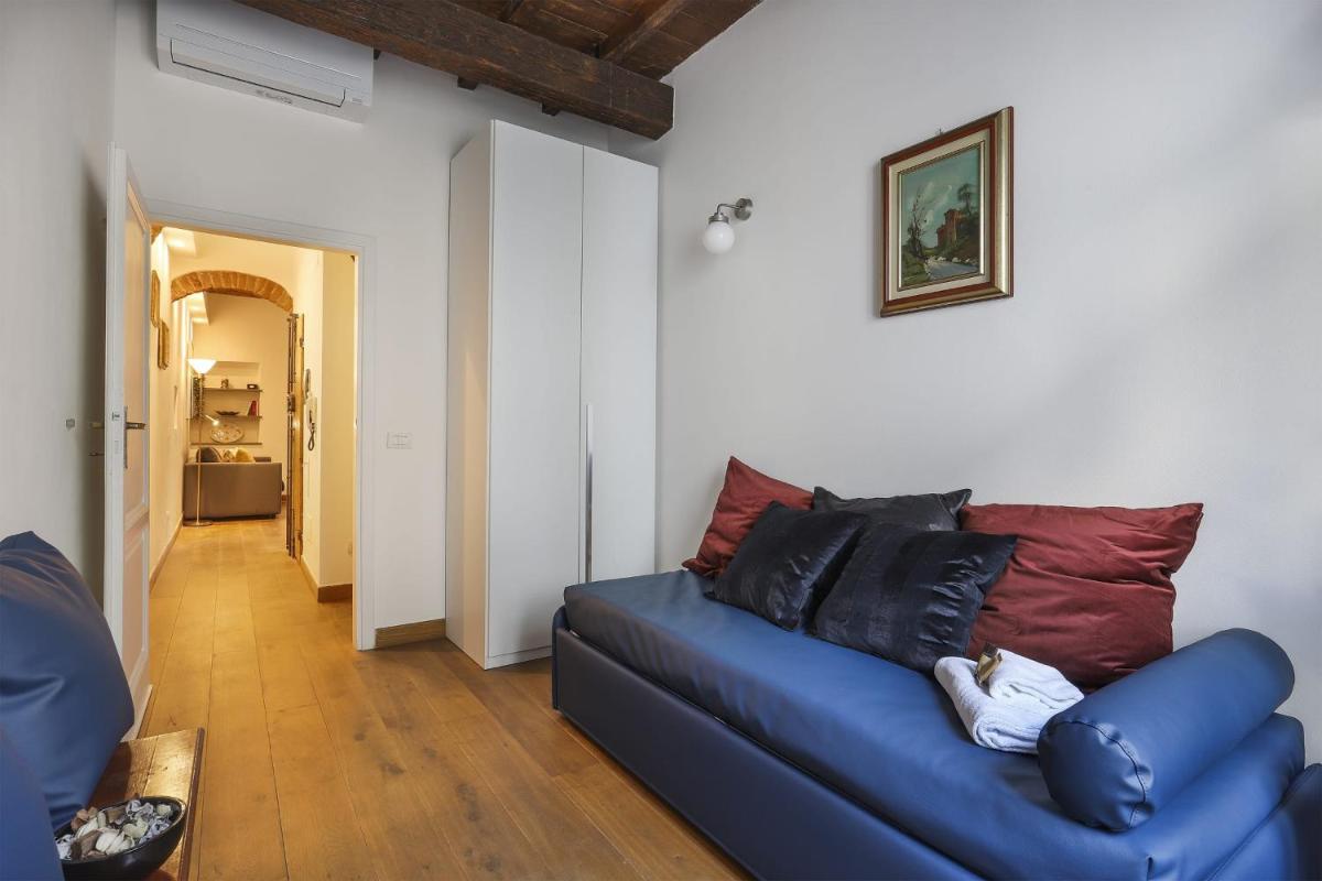 OLTRARNO Modern Apartment in Florence - hosted by Sweetstay - image 4