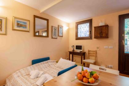 San Frediano Cozy Studio with Private Patio - image 10