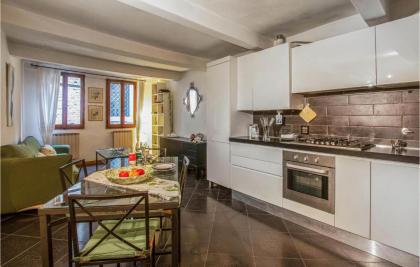 Amazing Apartment In Firenze With Wifi And 2 Bedrooms - image 10