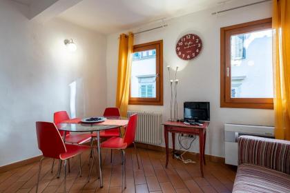 Sant’Ambrogio Colorful Apartment - image 11