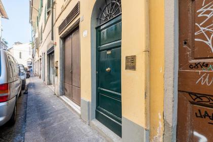 Sant’Ambrogio Colorful Apartment - image 12