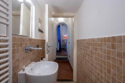 Sant’Ambrogio Colorful Apartment - image 14