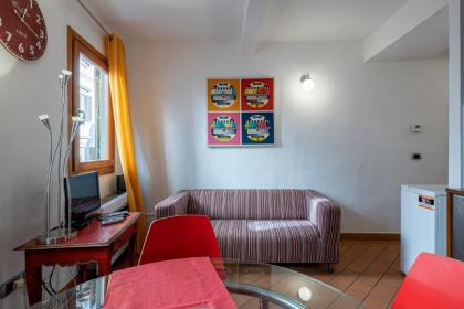 Sant’Ambrogio Colorful Apartment - image 15