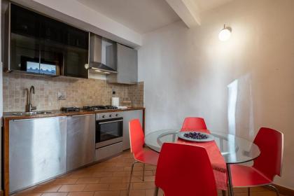 Sant’Ambrogio Colorful Apartment - image 2