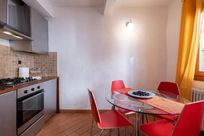 Sant’Ambrogio Colorful Apartment - image 3