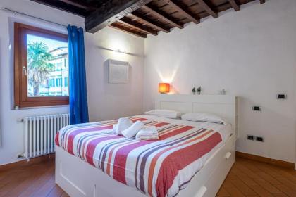 Sant’Ambrogio Colorful Apartment - image 4