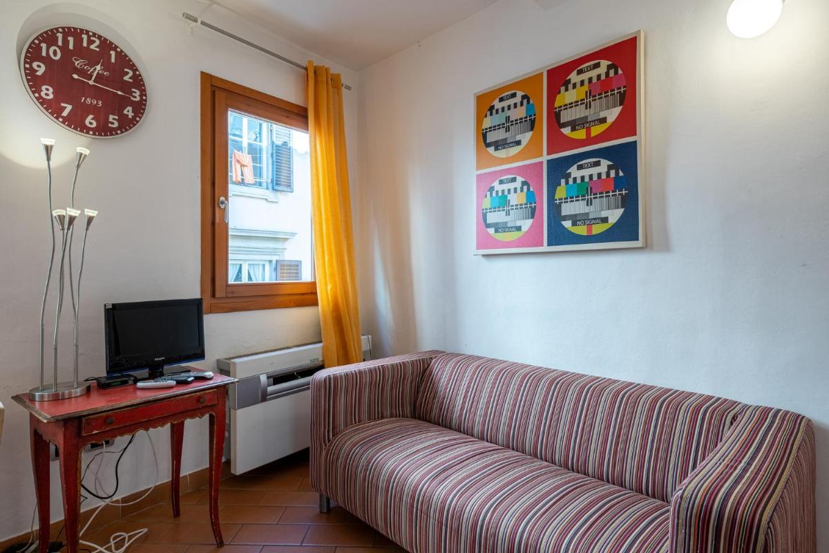 Sant’Ambrogio Colorful Apartment - image 5