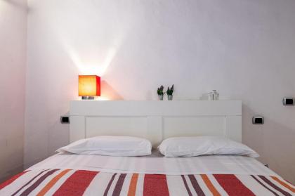 Sant’Ambrogio Colorful Apartment - image 6