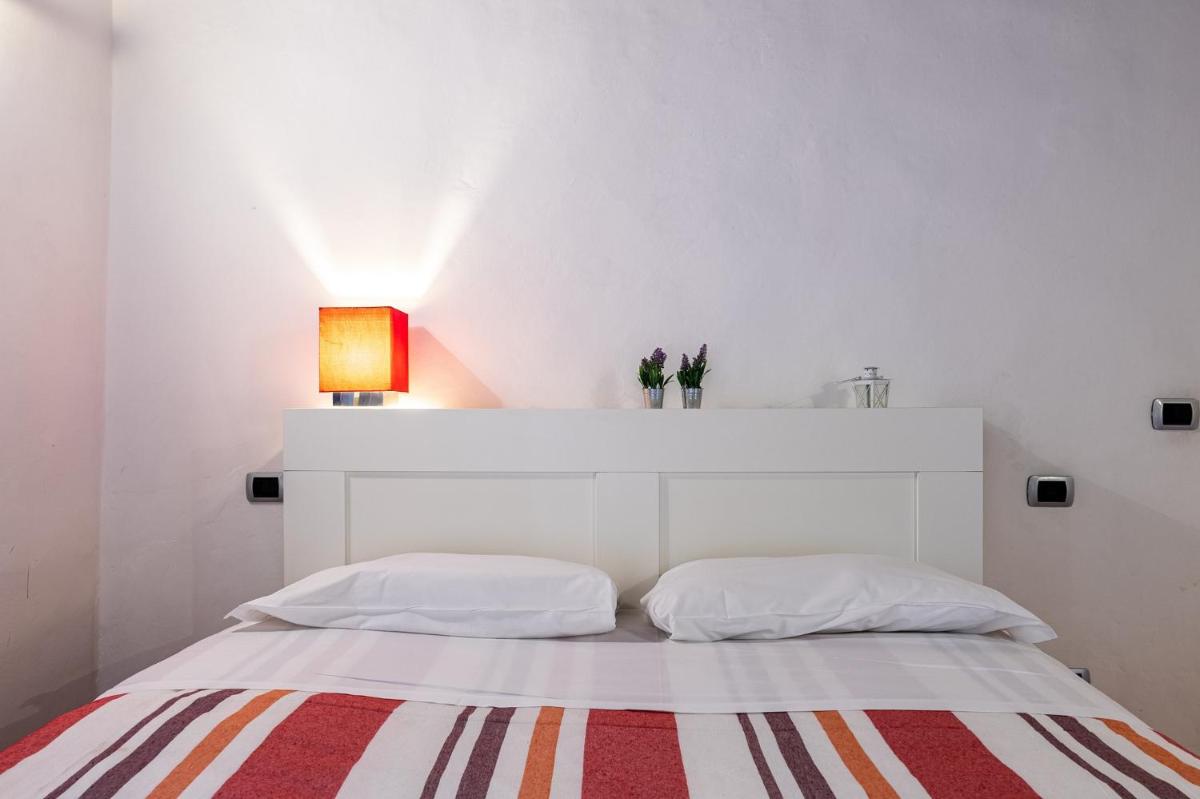 Sant’Ambrogio Colorful Apartment - image 6