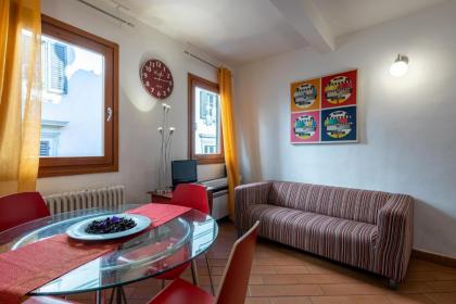 Sant’Ambrogio Colorful Apartment - image 8