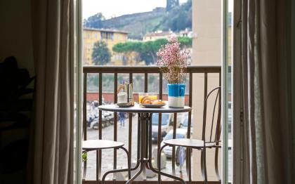 3 Master Bedrooms With Balcony on the River with Views Florence 