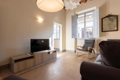 Fossi Elegant Apartment - image 11