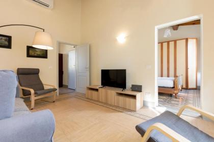 Fossi Elegant Apartment - image 16