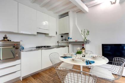 Cosy apartment with perfect location fast Wifi - image 11