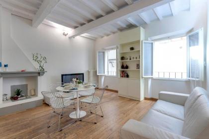 Cosy apartment with perfect location fast Wifi - image 12