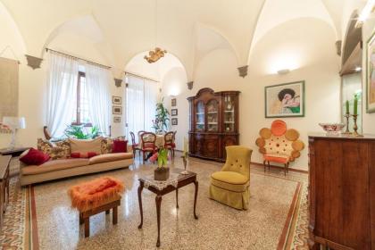 The paintress home with private patio Florence 