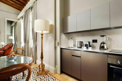 Luxury Apartments by Palazzo Portinari Salviati - image 6