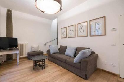 VIVALDI Elegant Apartment In Piazza santa Croce - image 11