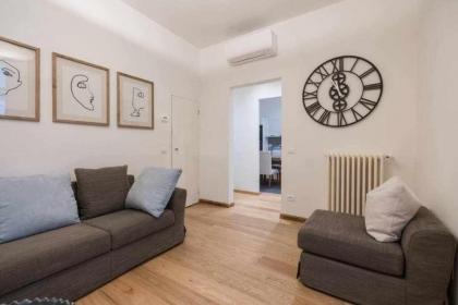 VIVALDI Elegant Apartment In Piazza santa Croce - image 16