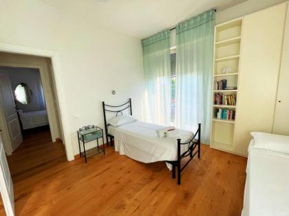 Big Apartment with Free Parking - image 12