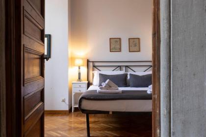 Ponte Vecchio Deluxe Apartament - image 17