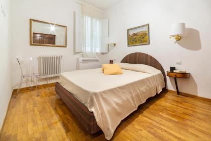 Santa Croce suite with a stunning view - image 3