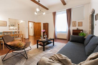 Spacious family flat S. Spirito 8 sleeps Florence 